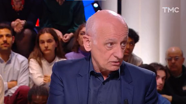 image de la news Quotidien : Jean-Michel Aphatie reçoit un étonnant cadeau et promet de le porter à une certaine condition (ZAPTV)