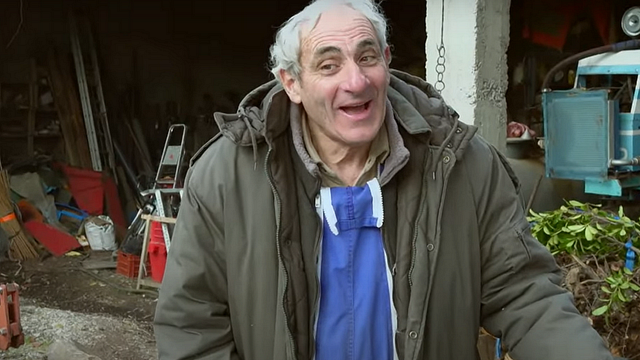 image de la news L'amour est dans le pré : surprise, Thierry a retrouvé chaussure à son pied ! Il présente sa nouvelle chérie