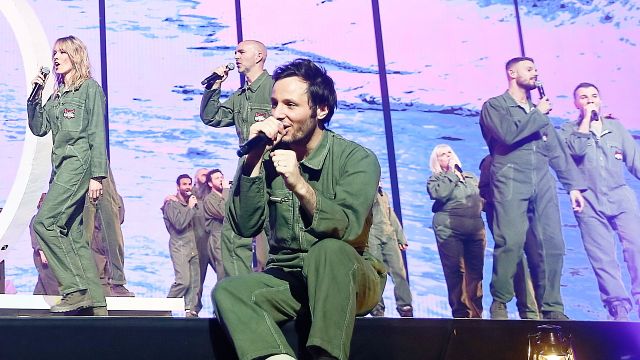 image de la news Les Enfoirés 2025 : pourquoi Vianney a-t-il le pied dans le plâtre sur scène ?