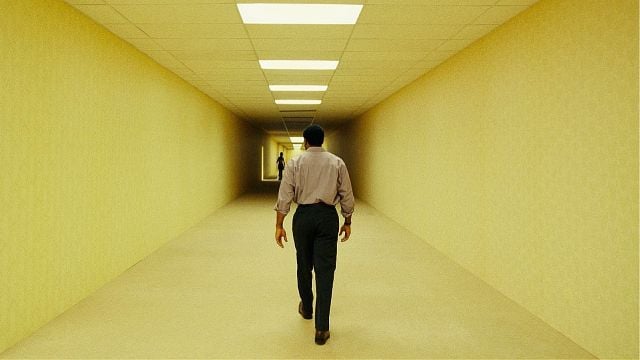 image de la news Backrooms : le monstre du film phénomène est joué par un vrai acteur... de 2m31 !