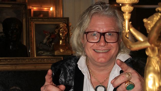 image de la news Pierre-Jean Chalençon : à l’autre bout du monde, il s’offre un selfie improbable avec un visage bien connu des fans de téléréalité