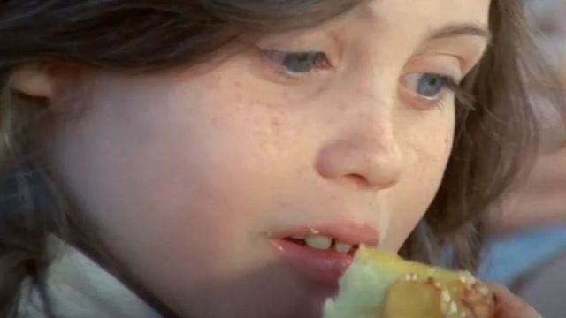 image de la news Il y a 53 ans, cette petite fille débutait à l'écran en mangeant un bout de tarte aux pommes, aujourd'hui elle est une actrice française incontournable. L'avez-vous reconnue ?