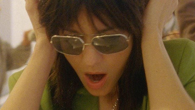 image de la news L'un des films les plus dingues de Cannes 2026 ? Première image de Marion Cotillard en star des années 80 dans Roma Elstica