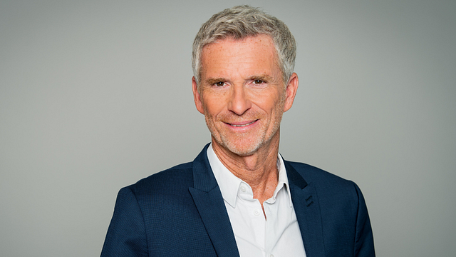 image de la news Affaire Denis Brogniart : Le mari de Charlotte Namura s'en prend à l'animateur de "Koh-Lanta"
