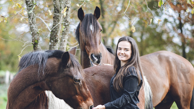 image de la news L’amour est dans le pré 2025 (portrait) : qui est Célia, l’agricultrice passionnée de chevaux ?