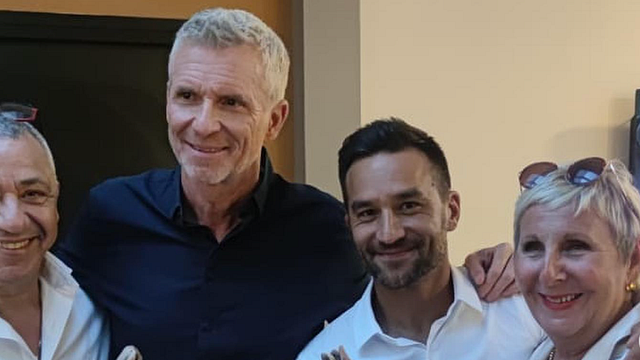 image de la news Koh-Lanta : Nicolas offre un cadeau symbolique aux parents de Bertrand-Kamal décédé en 2020