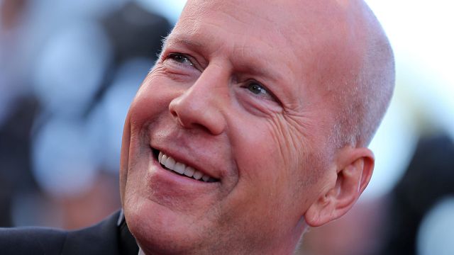 image de la news "Et là, Bruce Willis se ferme comme une huître" : Manu Payet n’oubliera jamais ce grand moment de malaise avec la star hollywoodienne