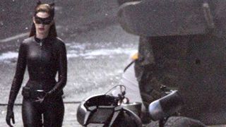 image de la news Photos : Anne Hathaway en Catwoman dans "The Dark Knight Rises" ! [PHOTOS] 