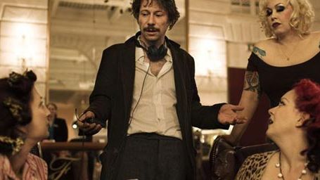 image de la news Mathieu Amalric en rouge et noir