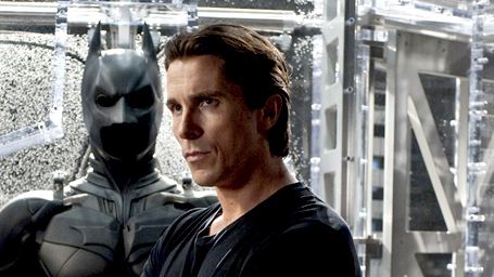 Christian Bale rend visite aux victimes de la fusillade.