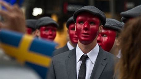 image de la news "Marvel's Agents of S.H.I.E.L.D." : défilé de masques rouges dans les rues de Stockholm
