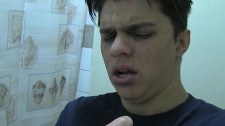 image de la news Un fil noir dans un oeil... Etrange extrait de "Paranormal Activity: The Marked Ones"