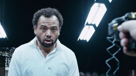 image de la news Thomas Ngijol teste son taser sur Fabrice Eboué dans "Le crocodile du Botswanga" [VIDEO]