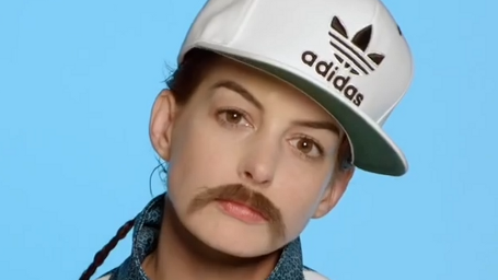 image de la news Kristen Stewart et Anne Hathaway portent la moustache dans un clip !