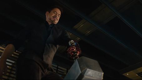Extrait Avengers 2: Iron Man arrivera-t-il à soulever le marteau de Thor ?
