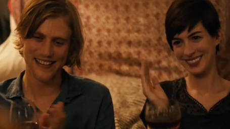 image de la news Après Interstellar, Anne Hathaway vit une romance en musique dans la bande-annonce de Song One