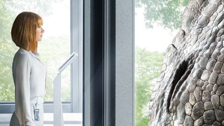 image de la news Affiche Jurassic World : Bryce Dallas Howard face à l'Indominus Rex