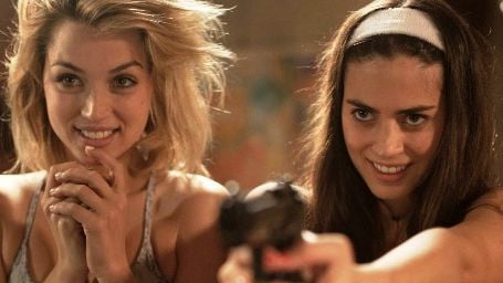 image de la news Elles torturent Keanu Reeves dans Knock Knock : Qui sont les bombes Lorenza Izzo et Ana de Armas ?