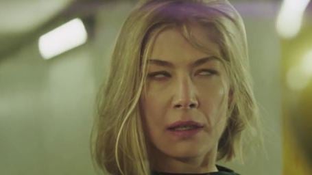 Rosamund Pike flippante en femme possédée dans un clip de Massive Attack