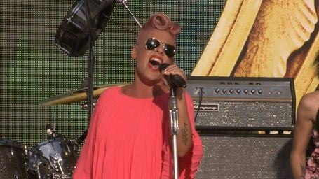 Pink chante Alice de l'autre côté du miroir : les images du concert