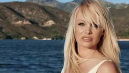 image de la news Pamela Anderson séduit Julien Doré dans son nouveau clip