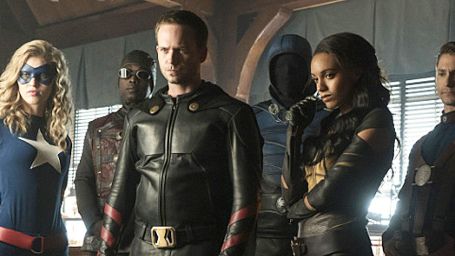 image de la news Legends of Tomorrow saison 2 : de nouvelles images dévoilent la Justice Society of America !