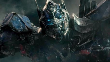 image de la news Transformers The Last Knight : Pourquoi Optimus Prime attaque-t-il Bumblebee dans la bande-annonce ?