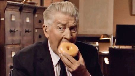 image de la news Twin Peaks : David Lynch engloutit un donut dans un nouveau teaser chelou