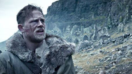 image de la news De l'entraînement de Charlie Hunnam à la conception de l'épée... 5 choses à savoir sur Le Roi Arthur