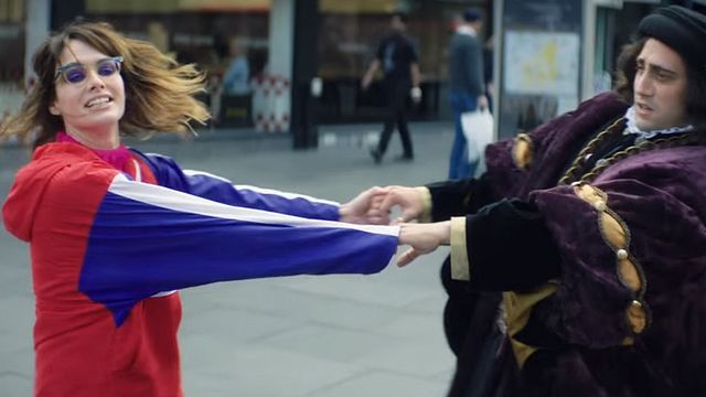 image de la news Ill Ray : entre deux saisons de Game of Thrones, Lena Headey boit des bières avec Richard III dans un clip de Kasabian