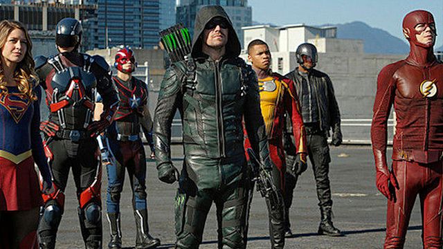 image de la news Arrow, Flash, Supergirl… 20 héros réunis dans une scène du super cross-over