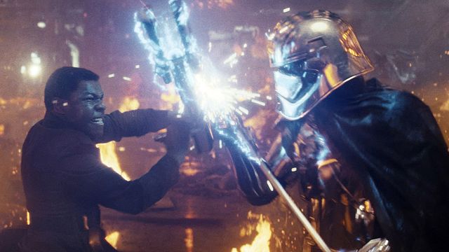 image de la news Star Wars - Les Derniers Jedi : une scène coupée du combat entre Finn et Phasma dévoilée 