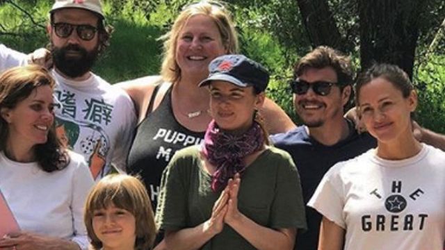 image de la news Camping : Jennifer Garner, David Tennant... Belle brochette de stars sur la première photo du tournage de la nouvelle série de HBO !