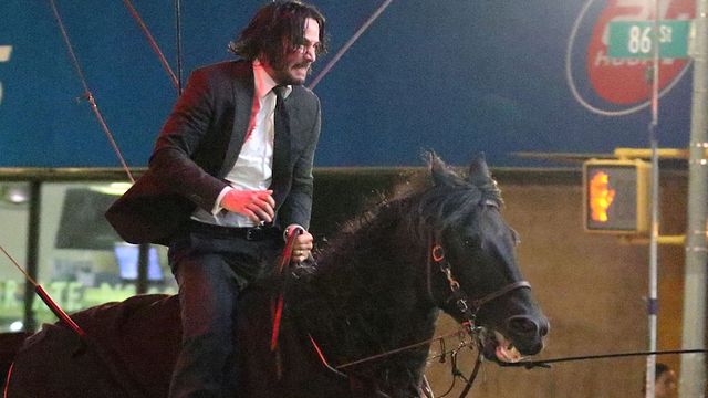 image de la news John Wick 3 : des images de Keanu Reeves à cheval dans les rues de New York