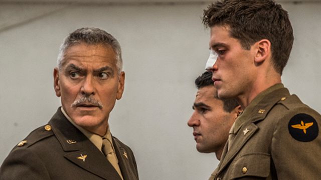 image de la news Catch-22 : la série militaire de George Clooney se dévoile en photos