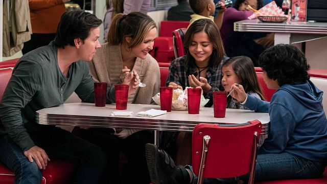 image de la news Extrait Apprentis Parents : repas de famille chaotique pour Mark Wahlberg et Rose Byrne