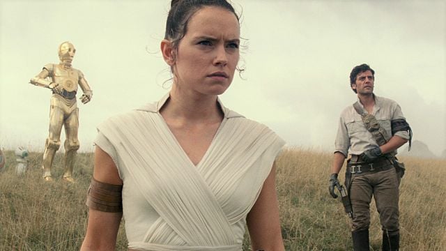 image de la news Bande-annonce finale Star Wars 9 : un Palpatine menaçant et une déferlante de batailles épiques