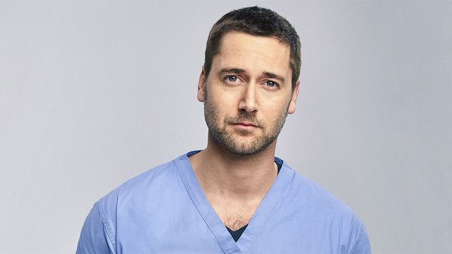 image de la news Ryan Eggold dans New Amsterdam : focus sur le héros de la série médicale de TF1