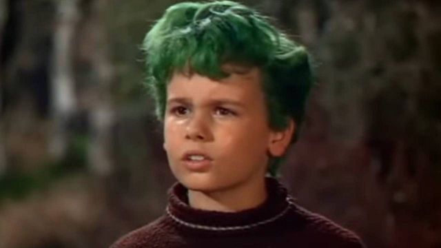image de la news Découvrir le cinéma en famille : Le Garçon aux cheveux verts, un film parfait sur la tolérance