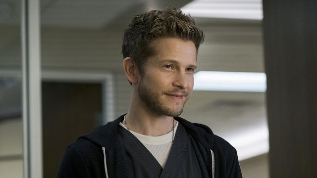 The Resident (TF1) : pourquoi Conrad ne porte-t-il jamais de blouse blanche ? Matt Czuchry répond