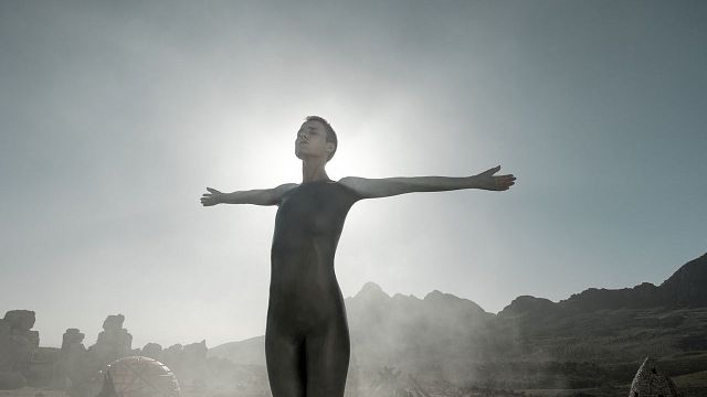 image de la news Raised By Wolves (WarnerTV) : les androïdes se rebellent dans la nouvelle bande-annonce  