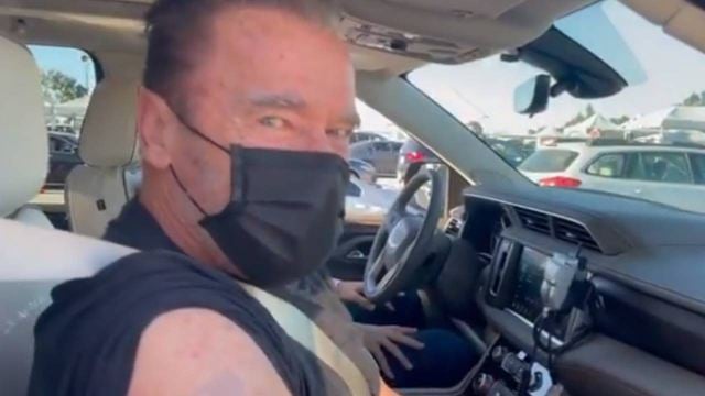 Schwarzenegger se fait vacciner contre le COVID et convoque Terminator