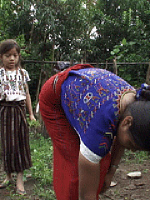 poster de Extraño rumor de la tierra cuando se atraviesa un surco