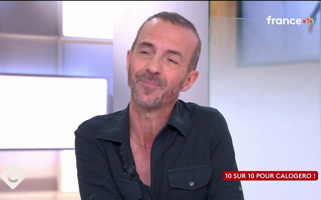 Calogéro sur le plateau de C à vous
