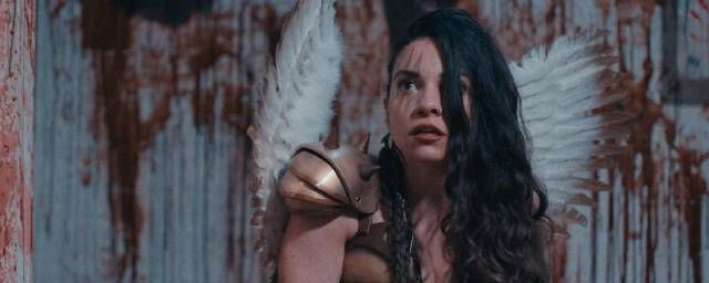 Sienna (Lauren LaVera) réchappera-t-elle du massacre ?