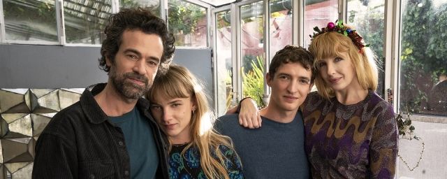 Romain Duris, Megan Northam, Aliocha Schneider et Kelly Reilly, la famille centrale de Salade grecque.