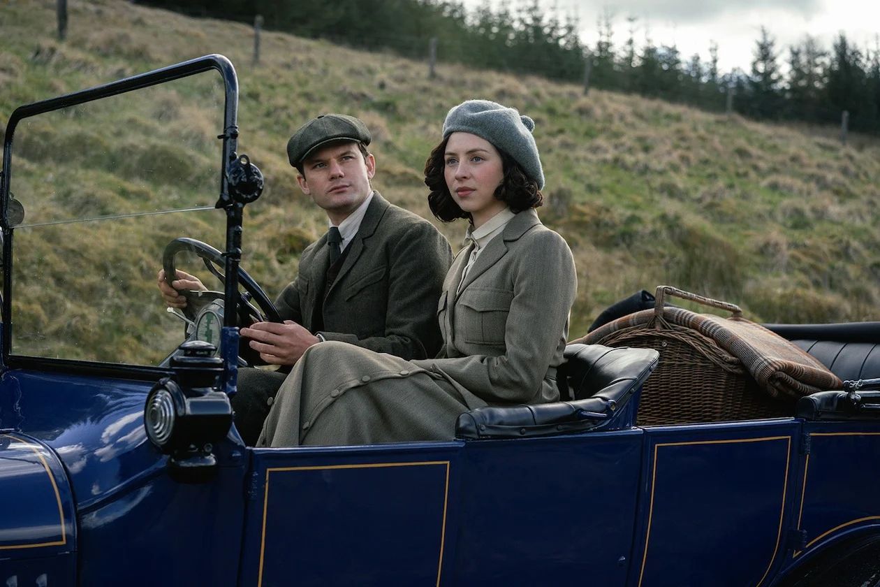 Henry Beauchamp (Jeremy Irvine) et Julia Moriston (Hermione Corfield)