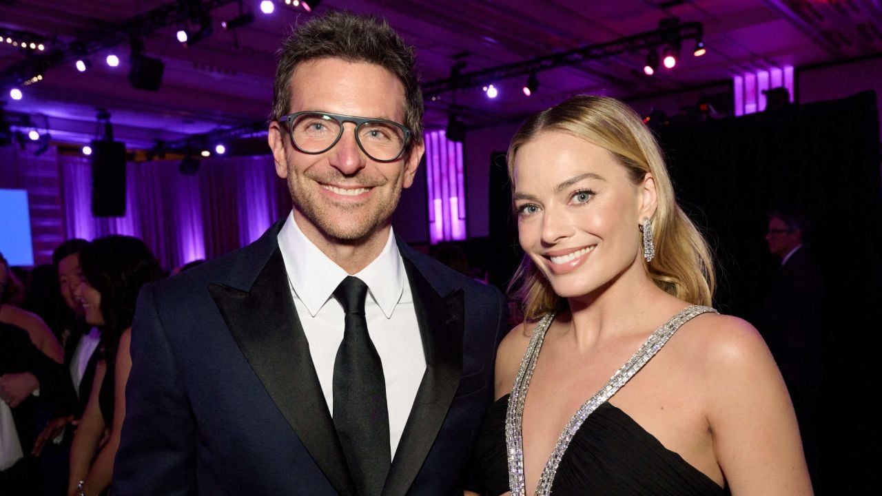 Bradley Cooper e Margot Robbie no Governors Awards de 2024.