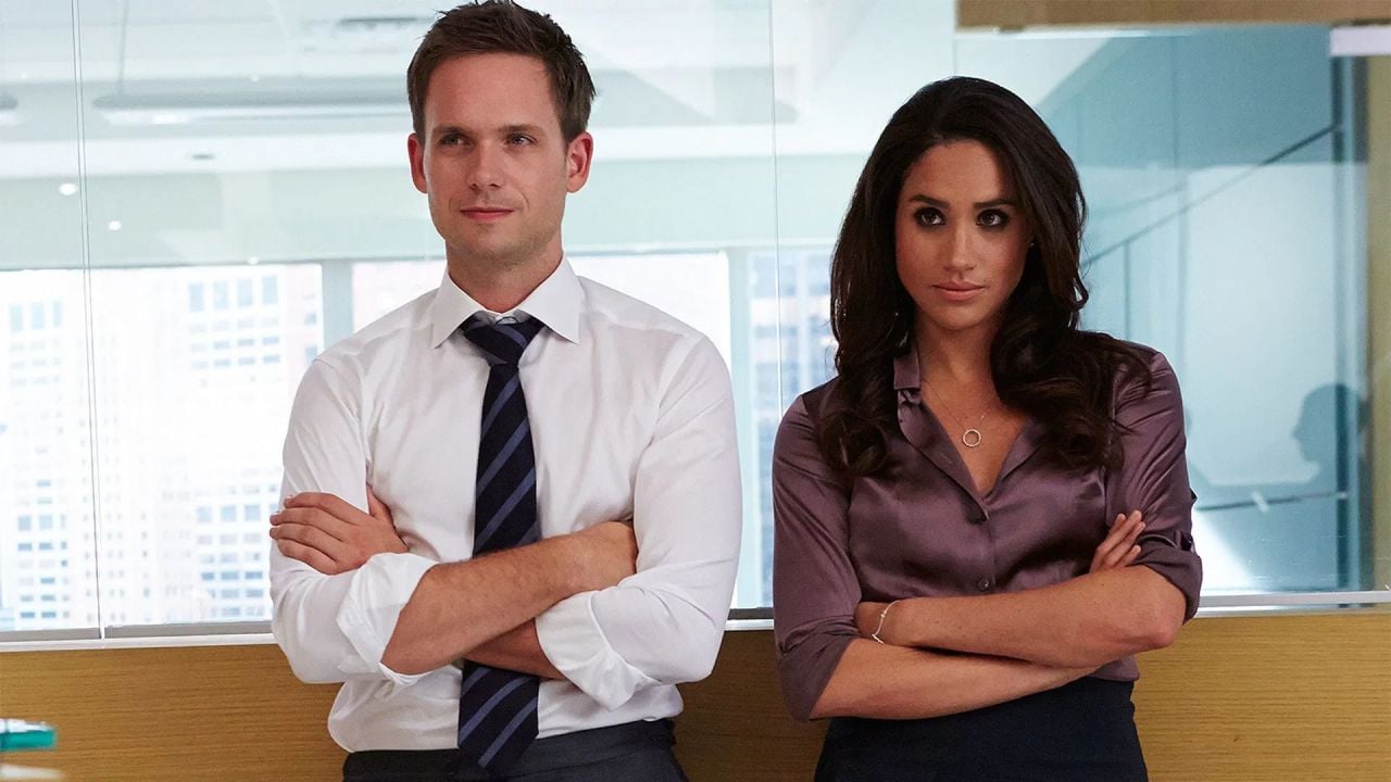 Patrick J. Adams et Meghan Markle dans Suits.