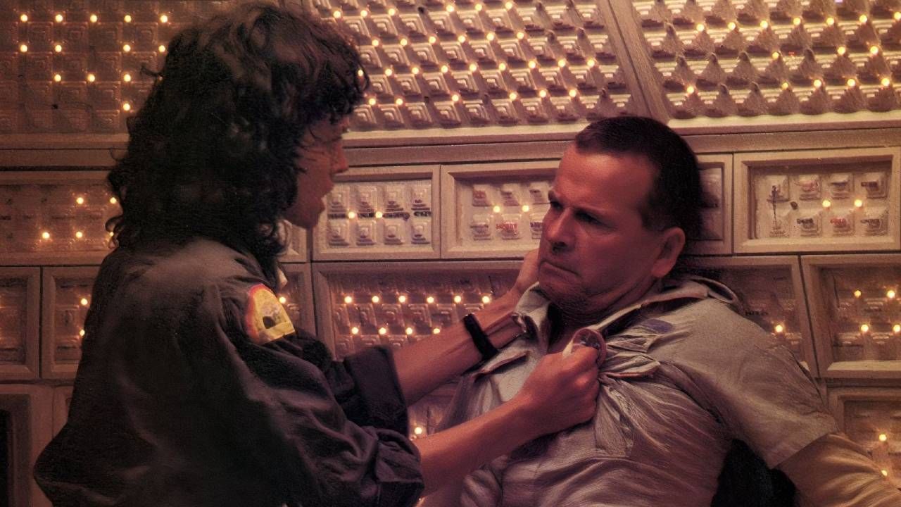 Sigourney Weaver et Ian Holm dans Alien